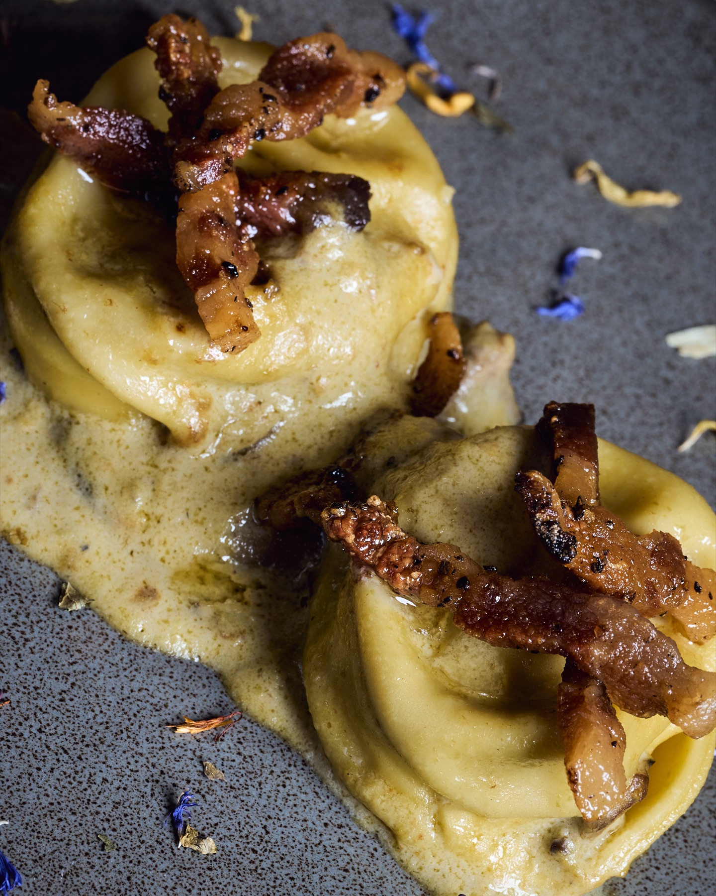 Pasta especialidad de la casa con guanciale en SANTE 1949