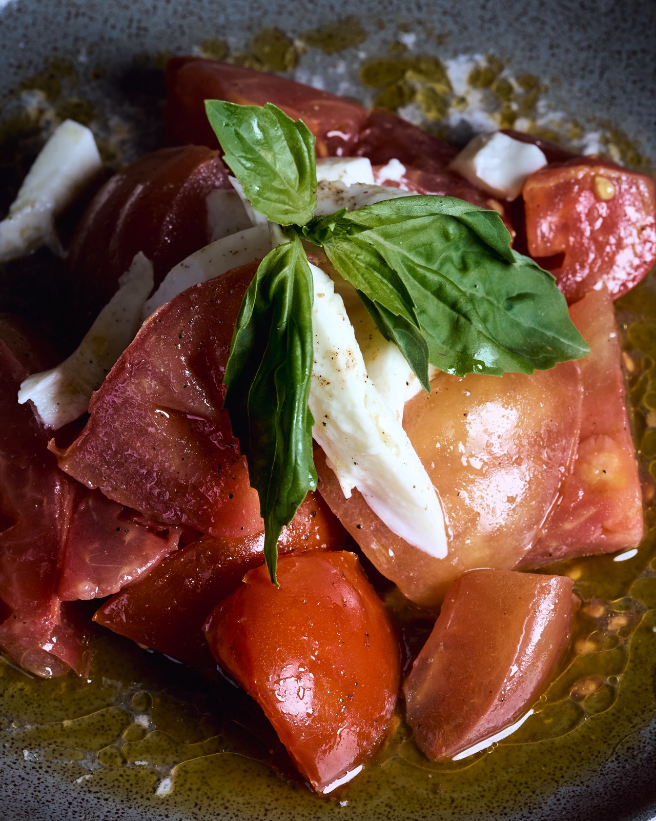Tomate con mozzarella, aceite de oliva y albahaca
